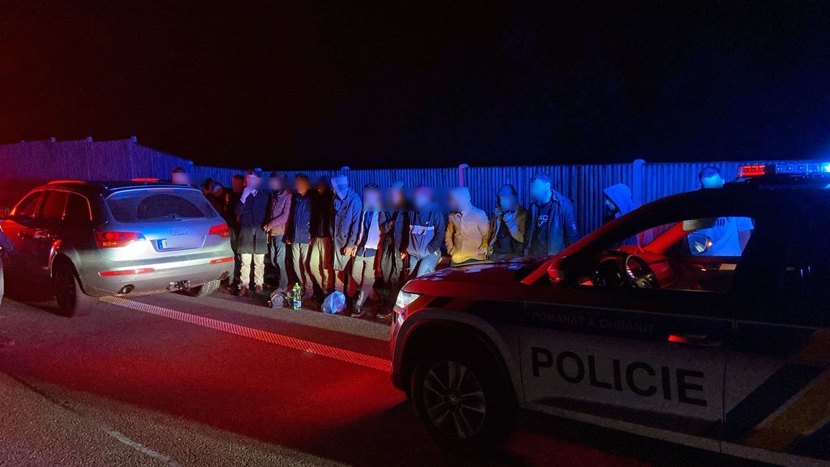 Z osobního auta vystoupilo na Frýdecko-Místecku šestnáct migrantů